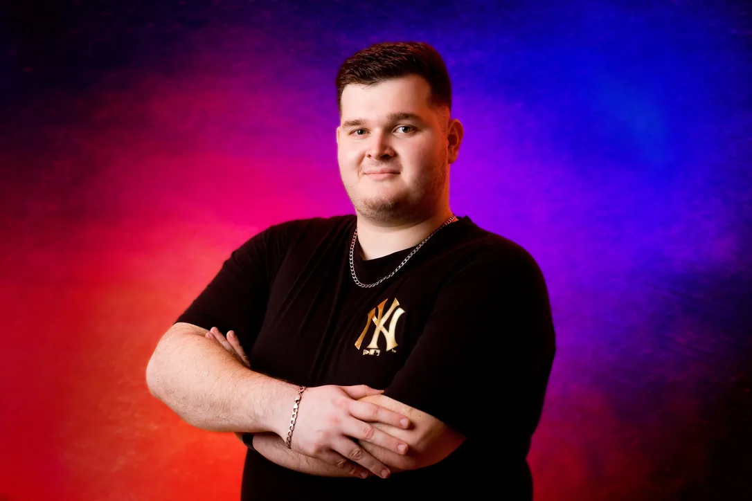 Sesja zdjęciowa MVP na kolorowym tle